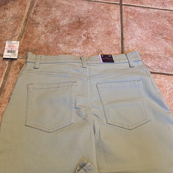 Gloria Vanderbilt Petite Floral Capri.pale sage green in color. - Picture 7 of 7